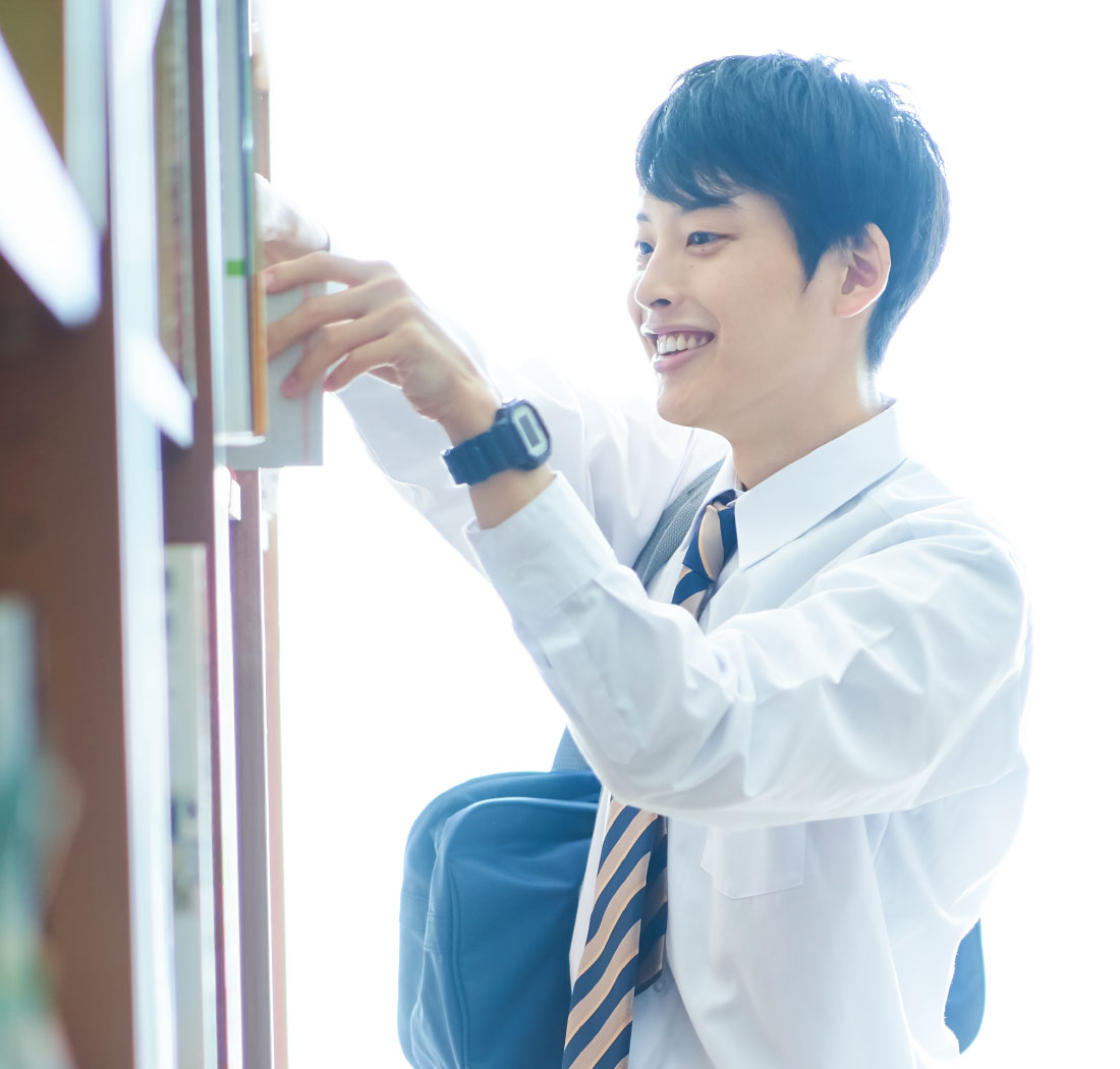 本を選んでいる学生